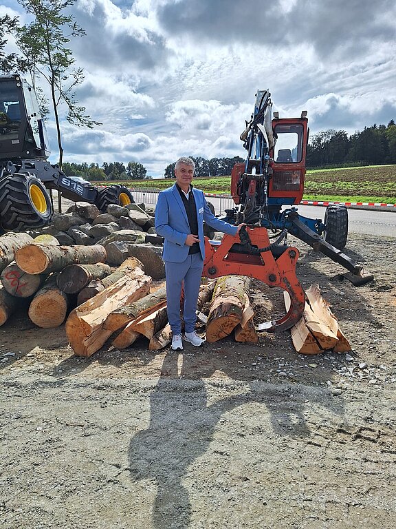 Hier ist Werner Steininger mit seiner ersten Spaltzange, die er am elterlichen Betrieb in der Hofwerkstatt gebaut hat, zu sehen. Die Zange ist heute noch immer in Betrieb und leistet zuverlässige Arbeit! 2025-09-26_Westtech_20Jahre__6_.jpeg